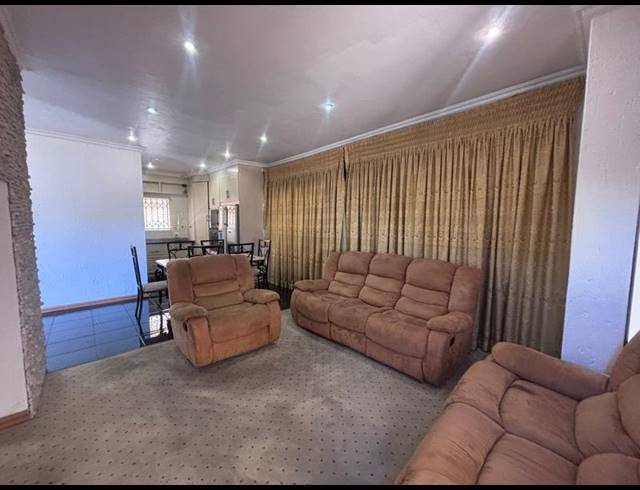 3 BEDROOM HOUSE FOR SALE IN FERNDALE